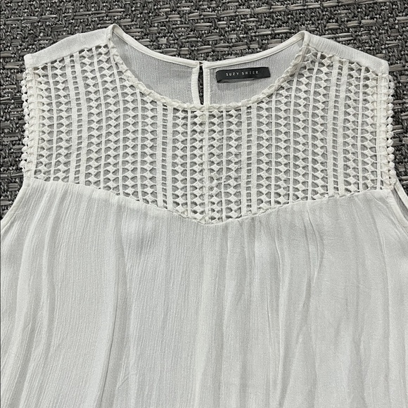 Suzy Shier | Flowy White Tank Top - Picture 2 of 9